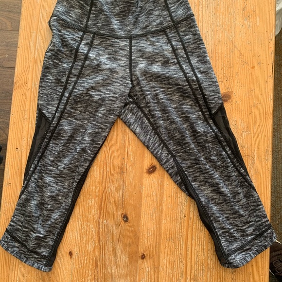 Lululemon high rise crops - Picture 4 of 5